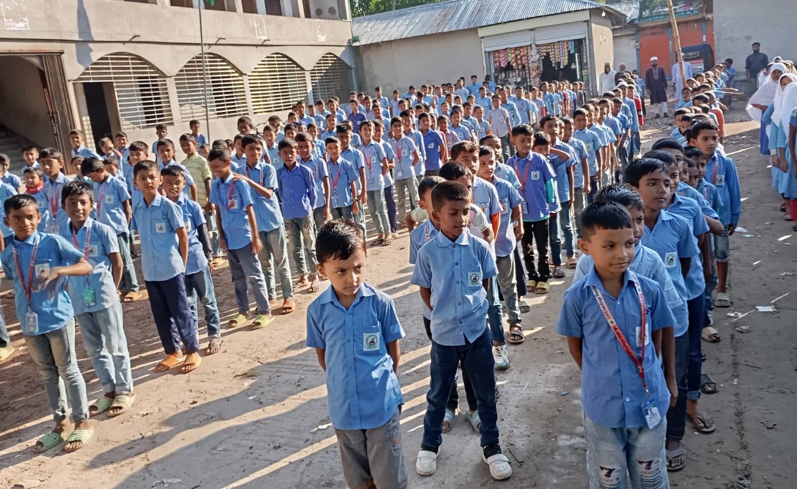 সকালের সমাবেশে শিক্ষার্থীরা